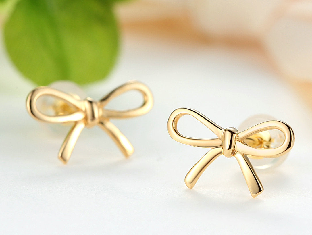 18K Gold Bow Earrings for Women | in use scenario daily moment