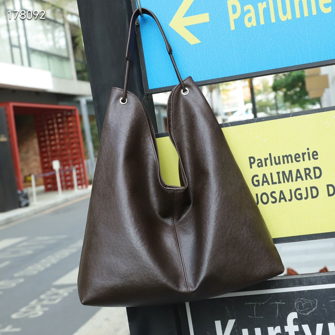 Leather tote bag in black with single shoulder strap
