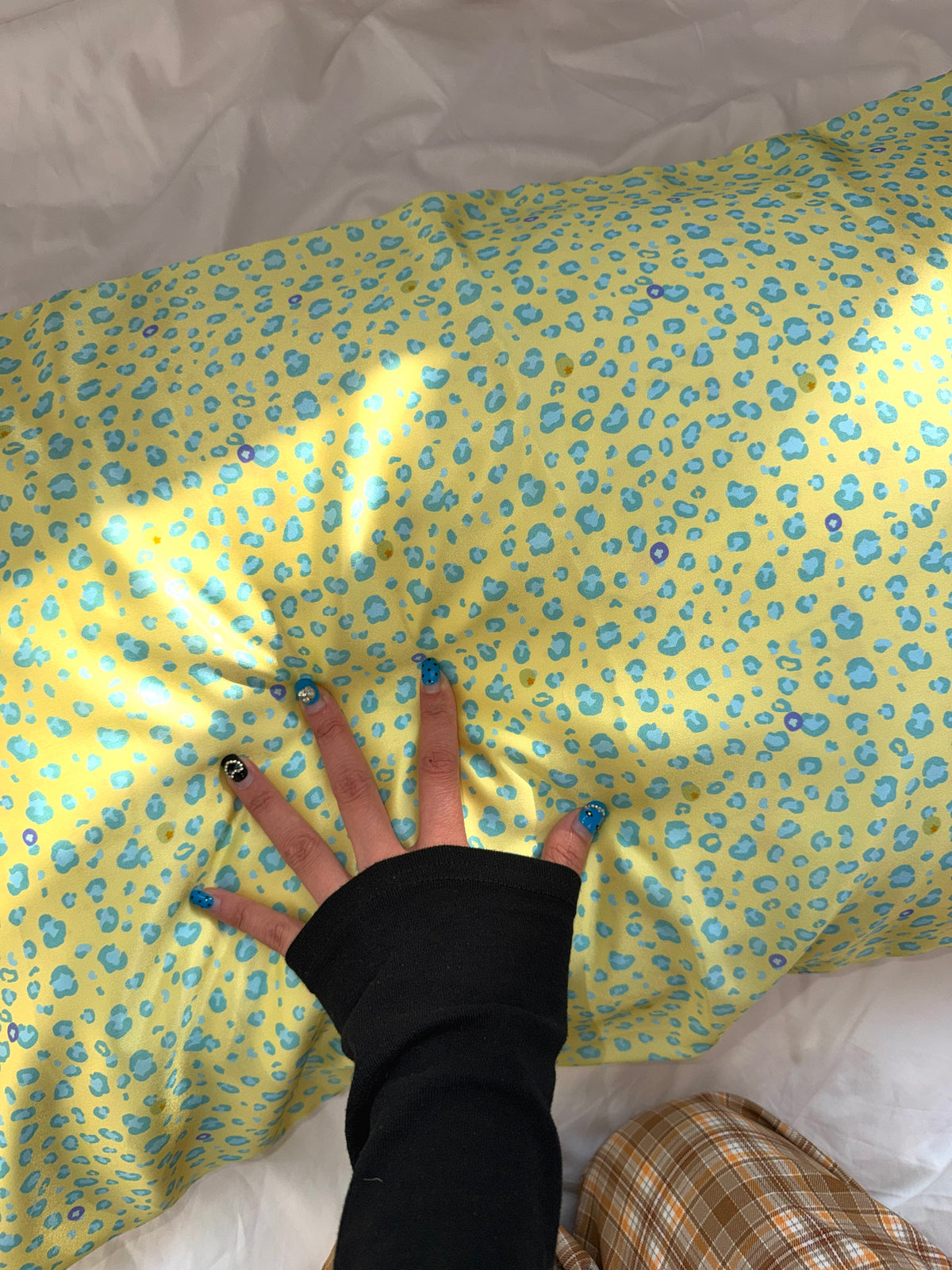 Yellow leopard silk pillowcase with blue spots on a yellow ground