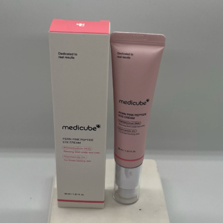 Kojic Acid Turmeric Eye Serum 30g | lifestyle in use scene