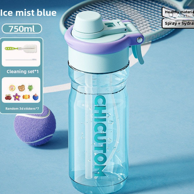 Ice mist blue 750 ml sports bottle with mint collar and violet handle on a blue tennis court