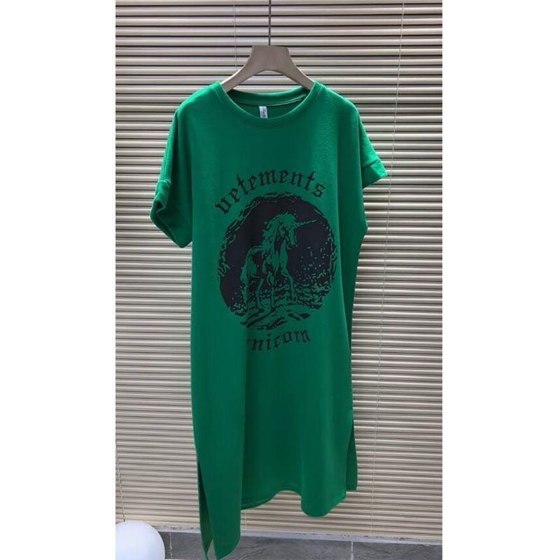 Green mid-length graphic dress on hanger, round neck and short cuffed sleeves