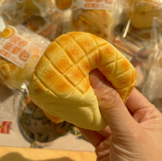 Slow-rebound pineapple bun squishy held in one small hand for fidget play