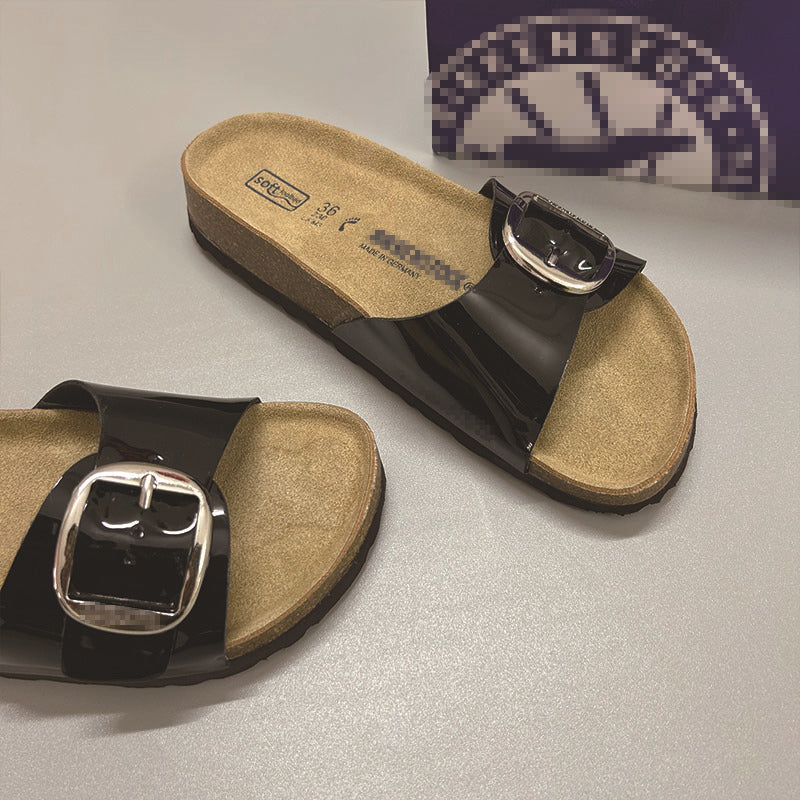 Flat sandals in brown leather finish with gold buckle