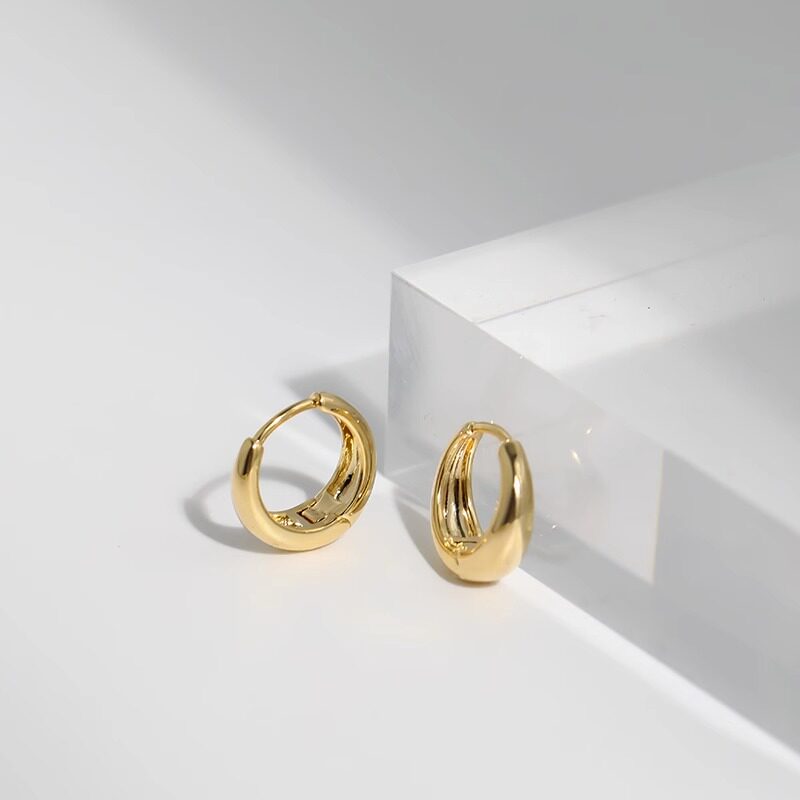 Single hoop held between two fingers for diameter size reference