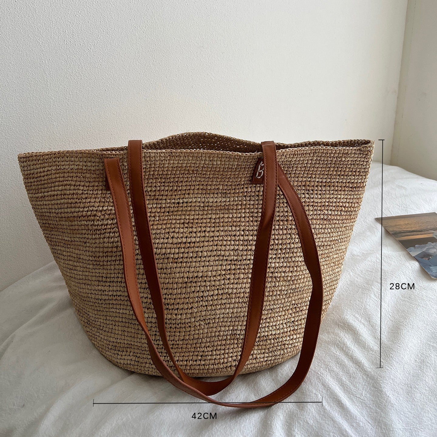 Raffia Hand-Woven Tote Bag | color and tone detail