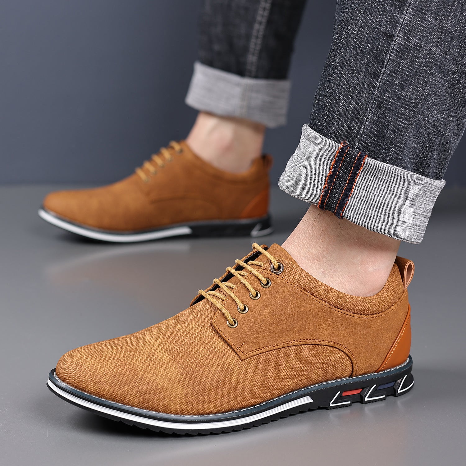 Casual lace up derby shoe with metal eyelets and a slim white midsole line