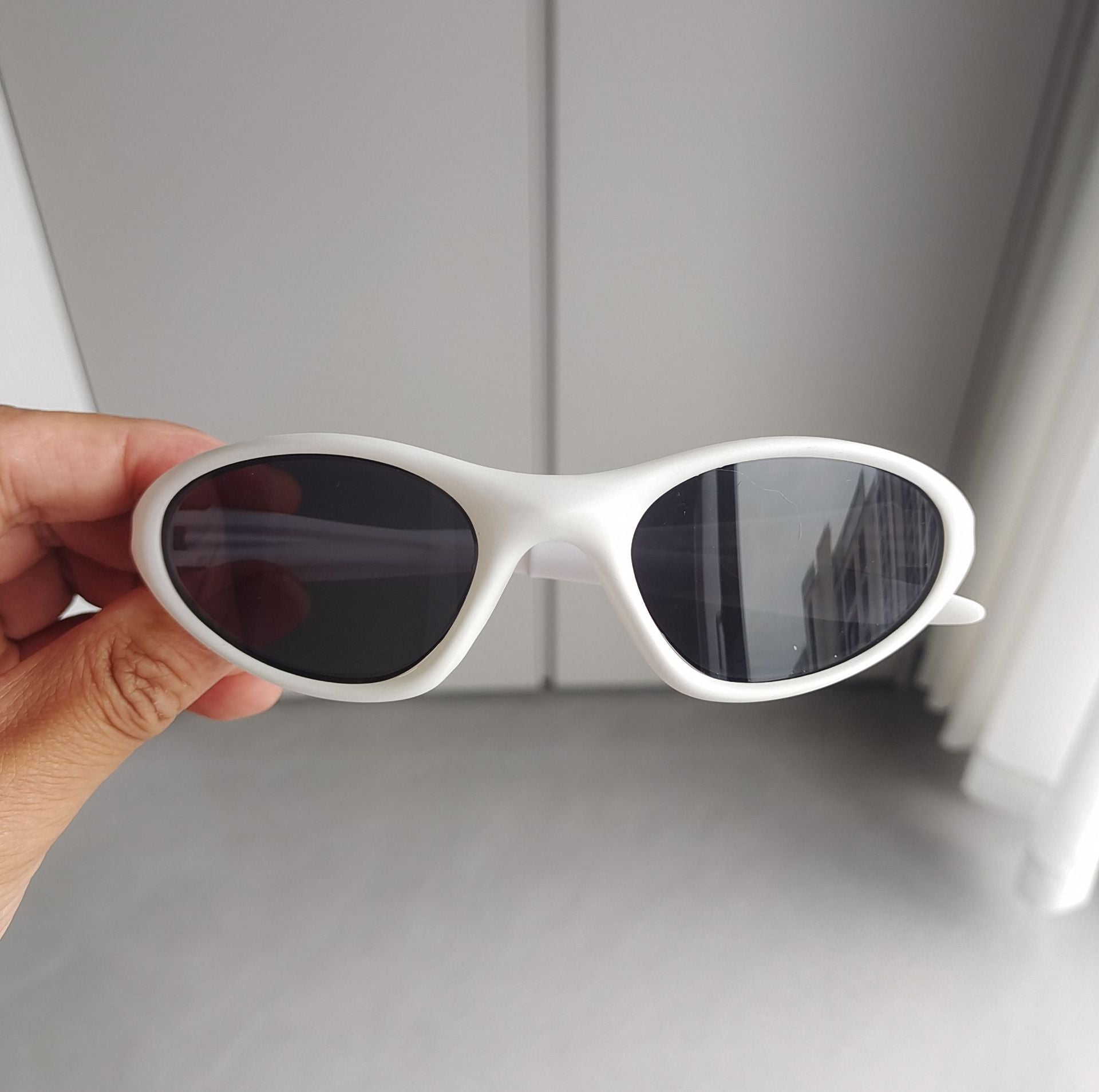 Retro Small Frame UV Protection Sunglasses | outdoor setting application