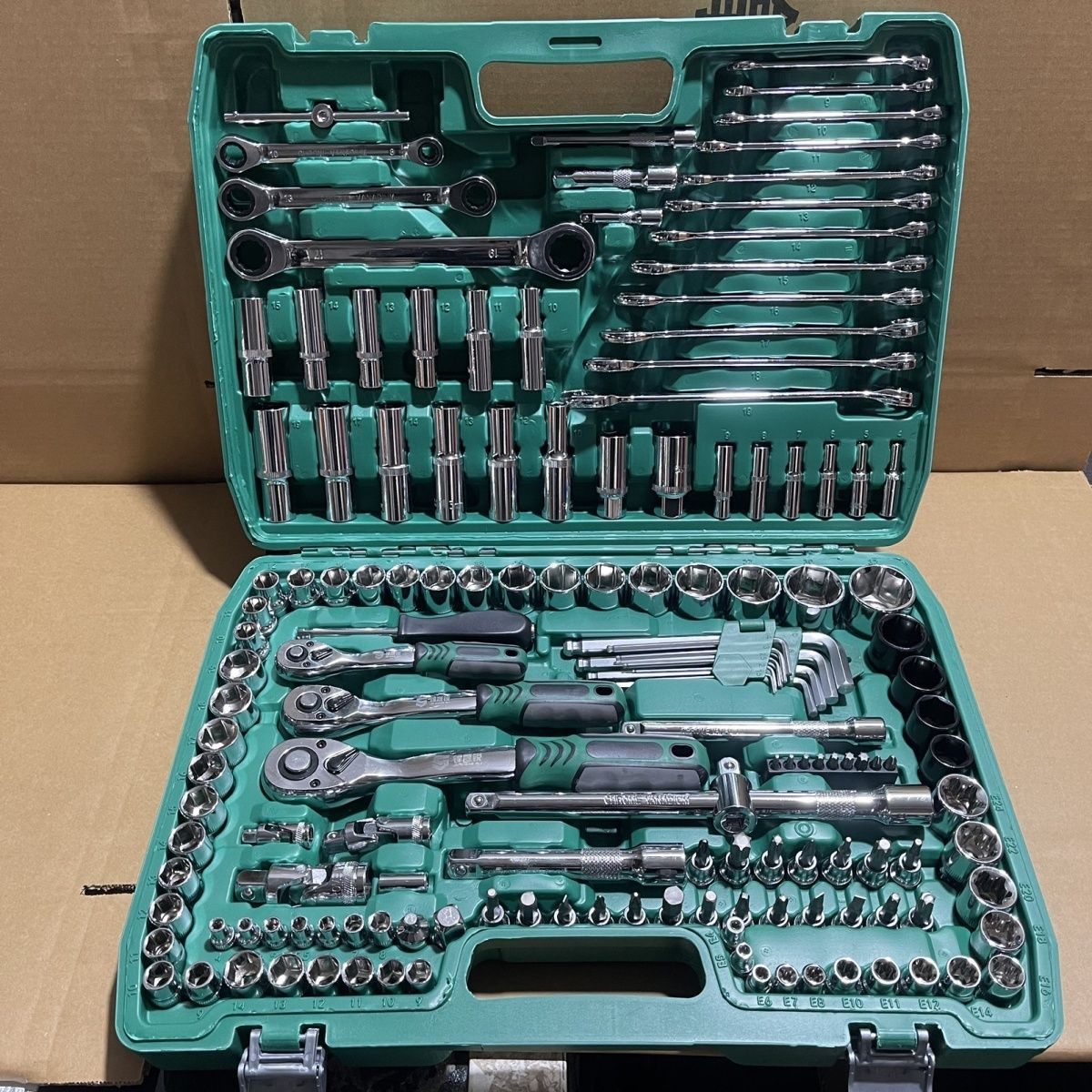 Professional 150-Piece Socket Wrench Set | close up material texture
