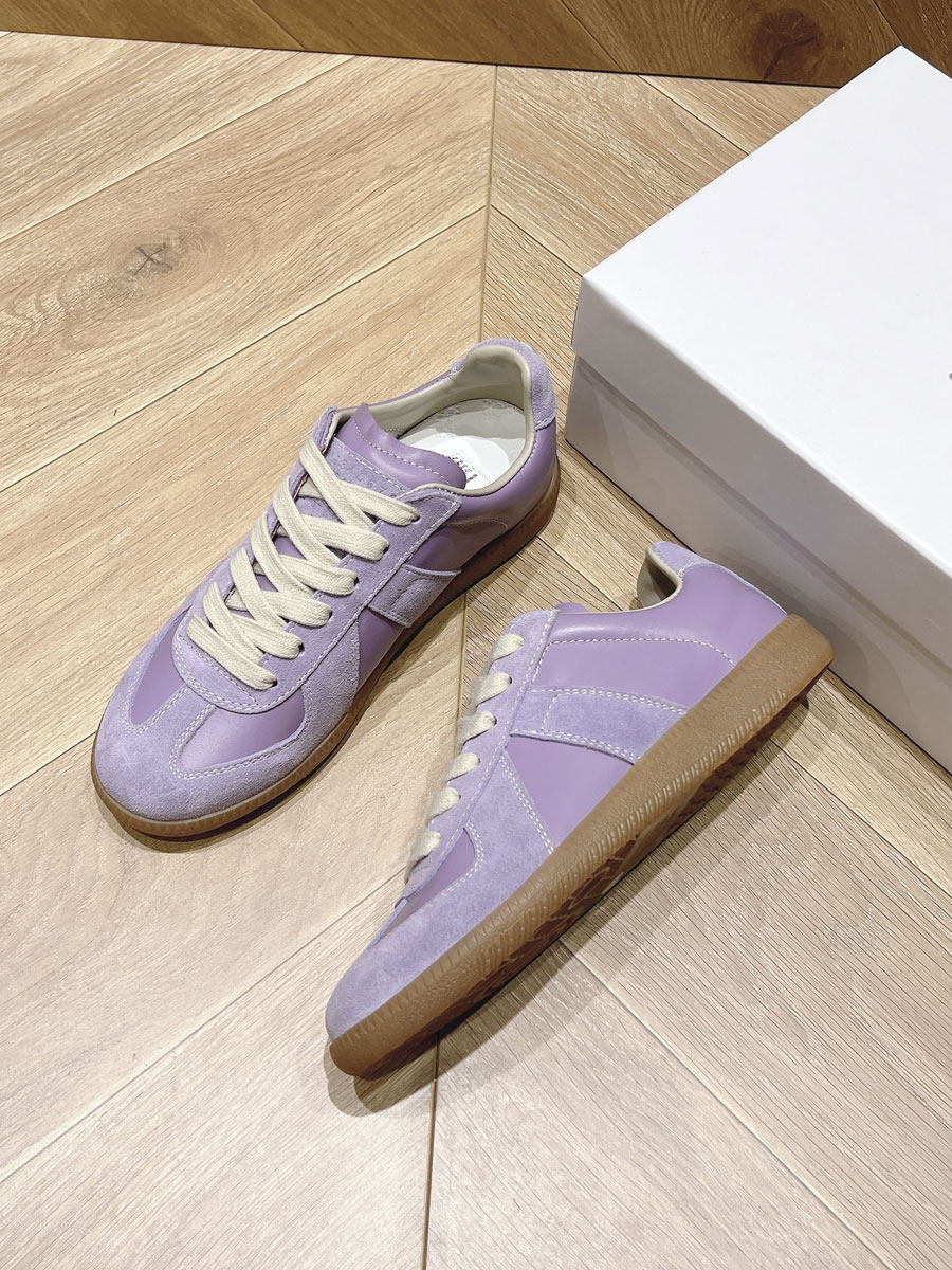 Unisex Casual Flat Shoes | scale reference with hand