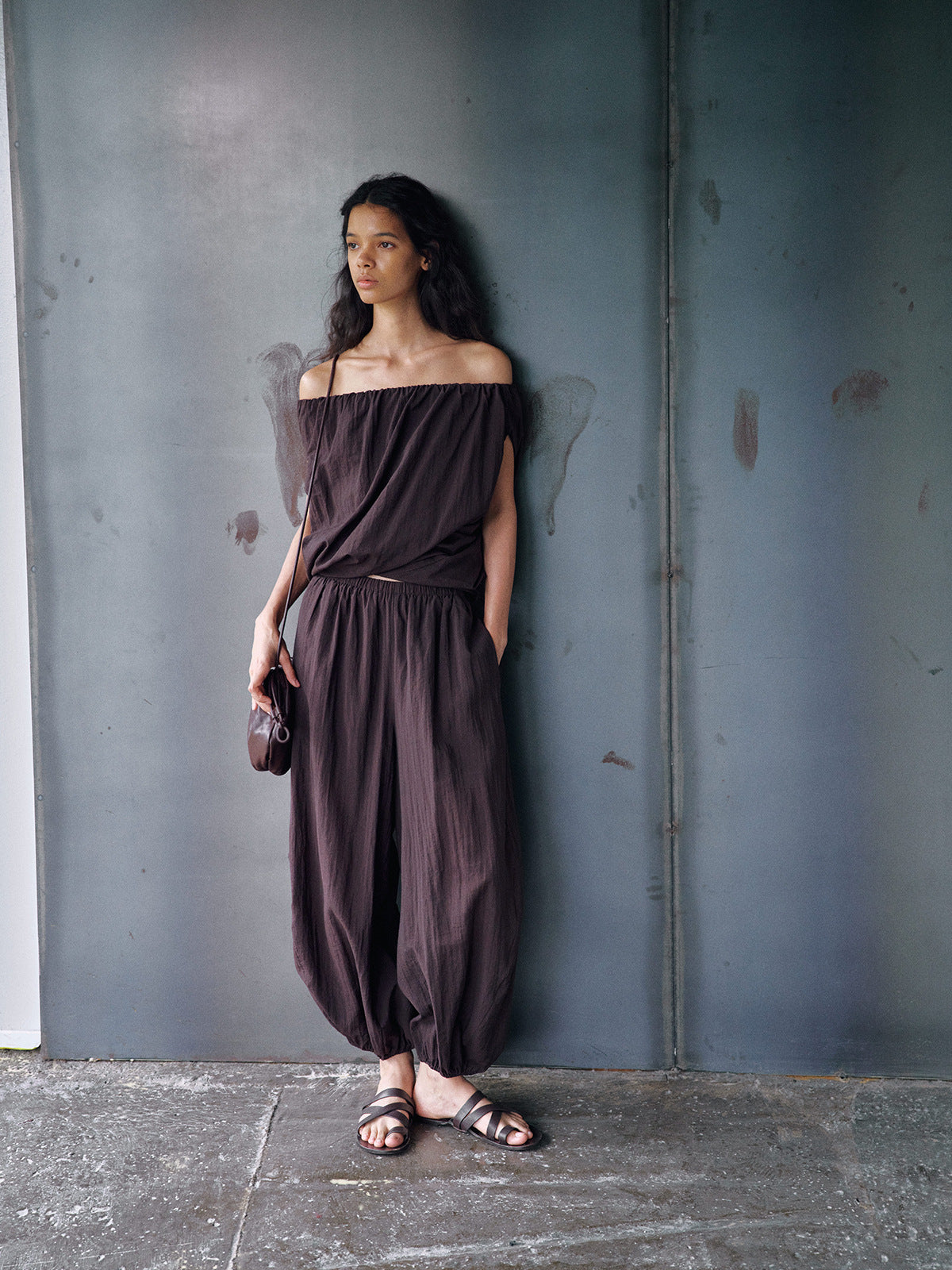 Loose balloon leg pants with flat side pockets and a light crinkled fabric