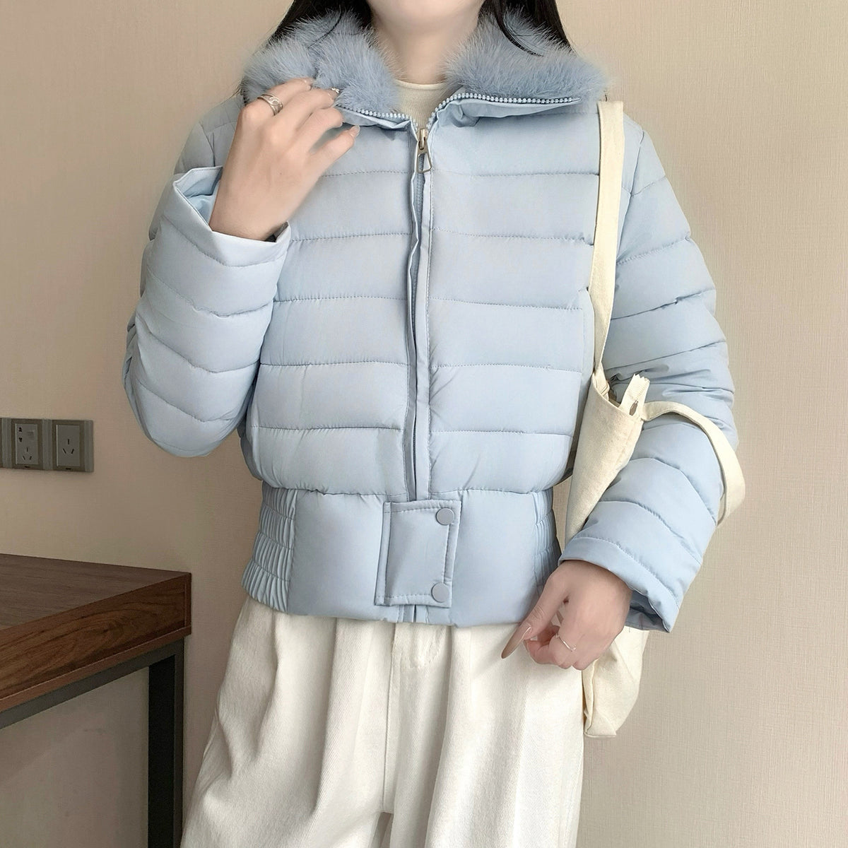 Close view of the synthetic faux fur collar turned down over the front zip