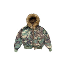 Wendbare Camo-Pufferjacke mit Kapuze, Kunstpelzkragen, Wintermantel