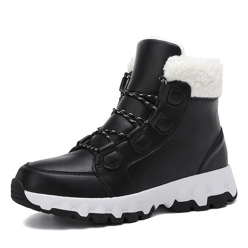 Snow boot with a padded round toe and an artificial short plush lining inside