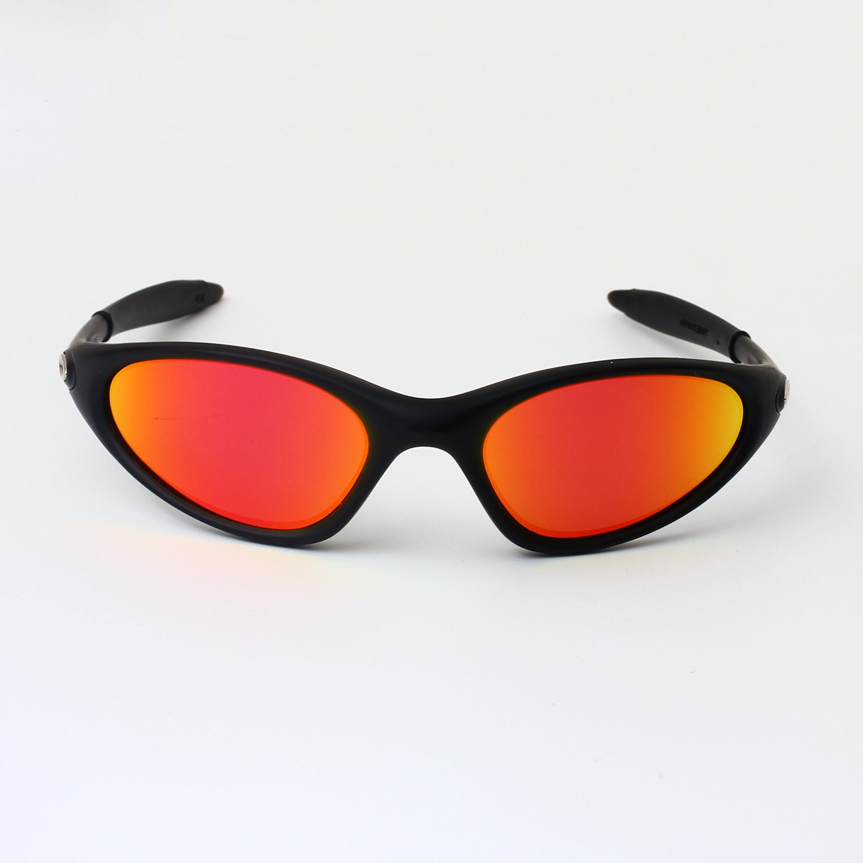 Retro Small Frame UV Protection Sunglasses | detail close on finish