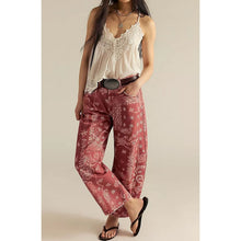 Jeanshose mit weitem Bein und Blumenmuster