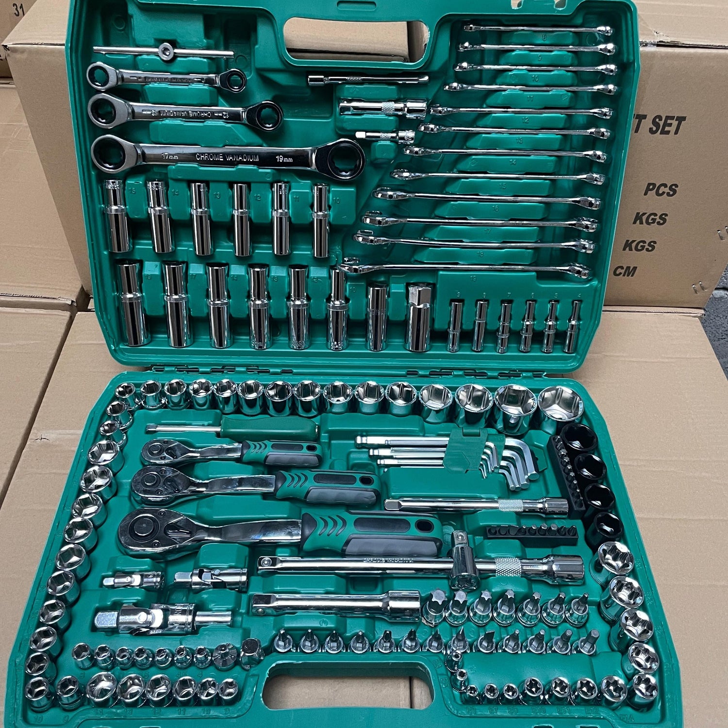 Professional 150-Piece Socket Wrench Set | lifestyle in use scene