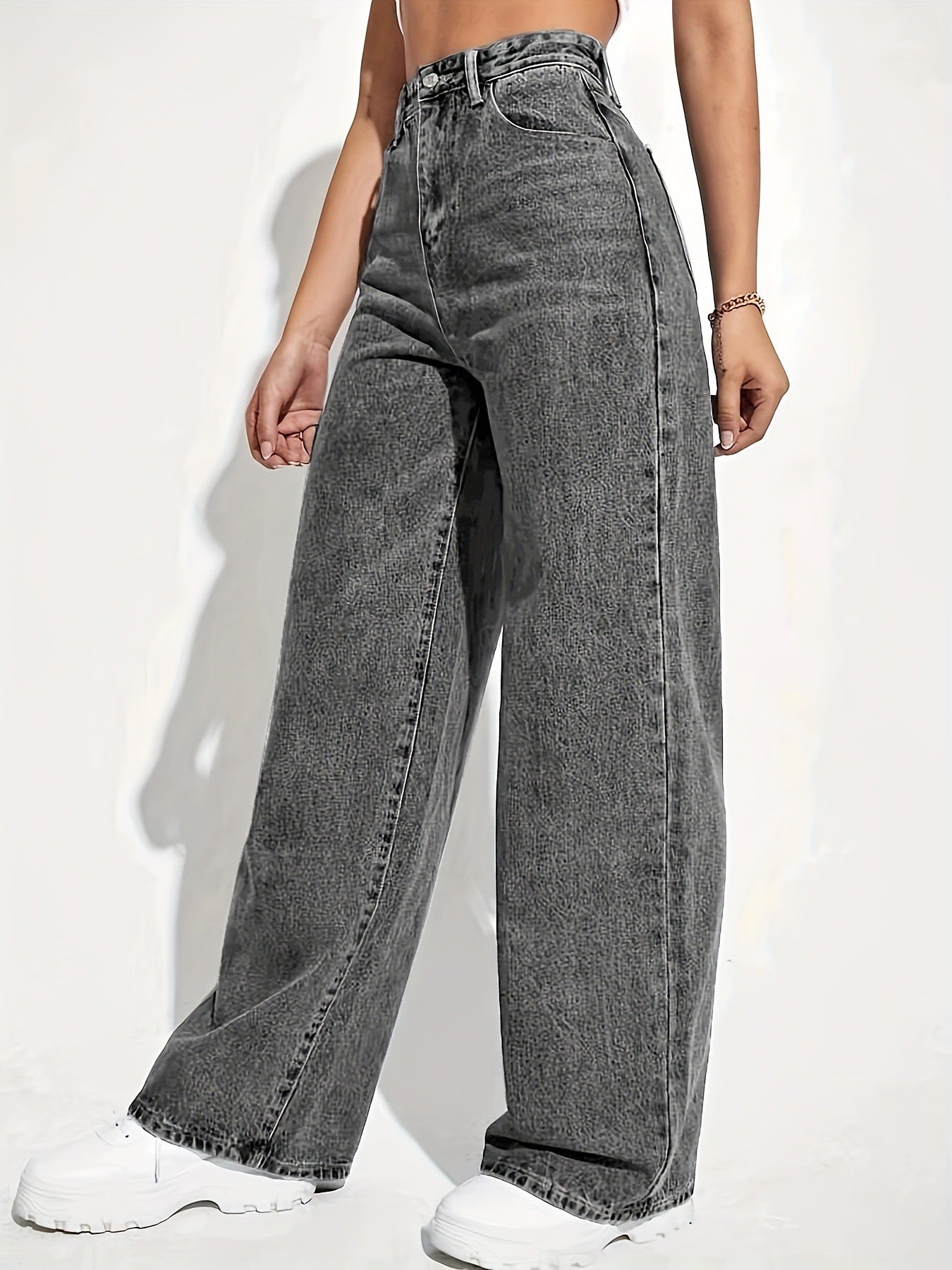 Back yoke and pocket stitching seen from the rear