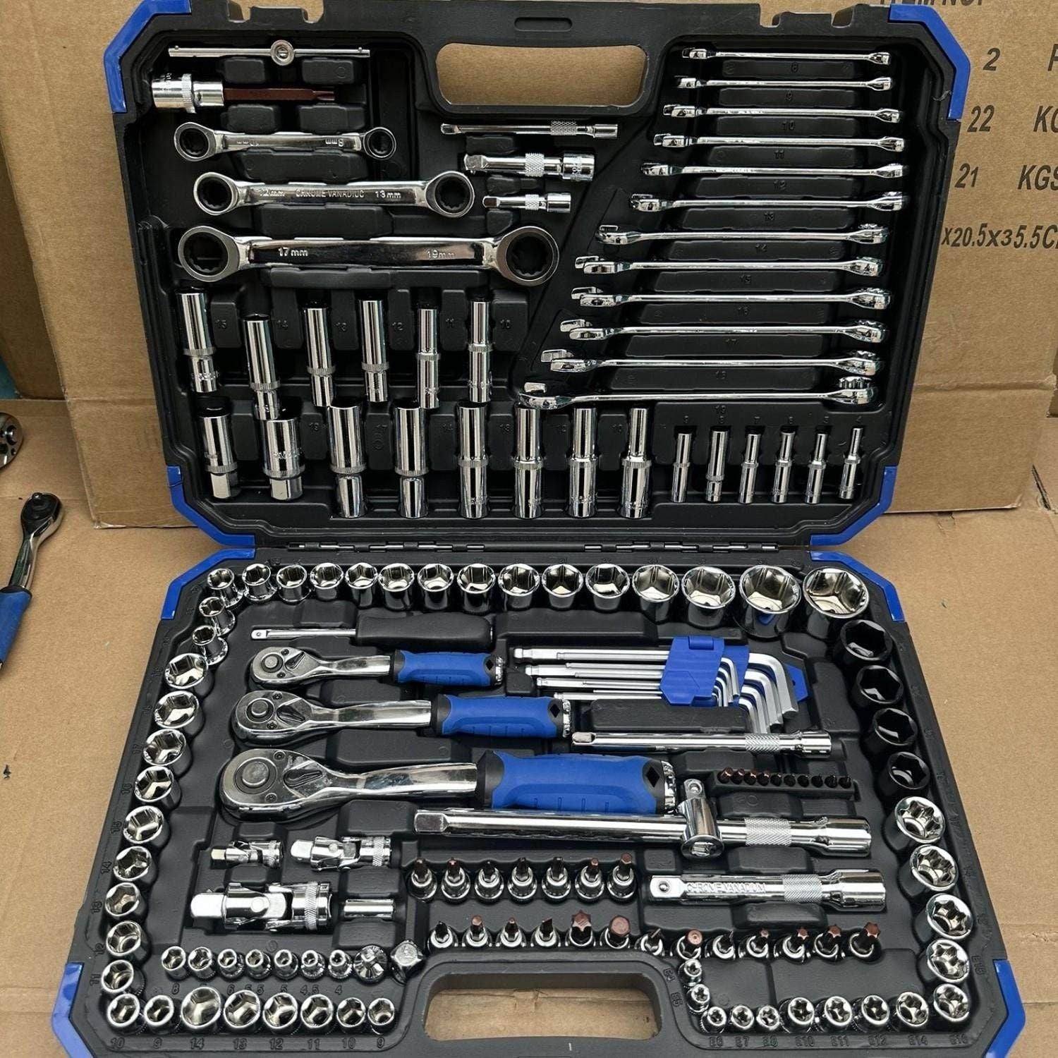 Professional 150-Piece Socket Wrench Set | product flat lay overview