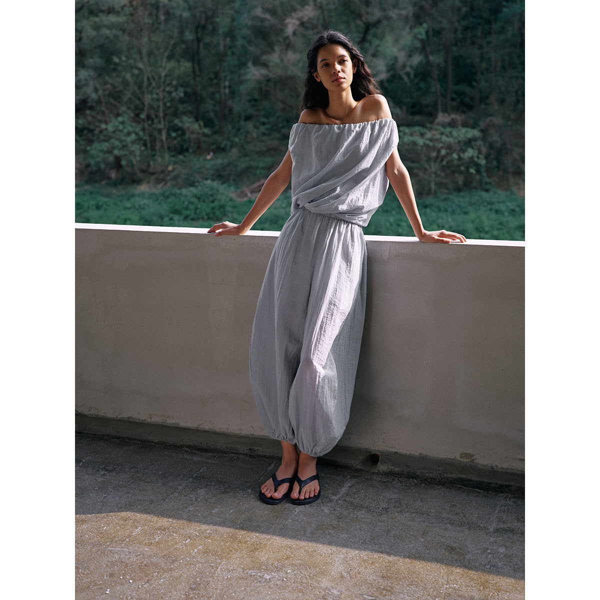 Soft Tencel blend balloon leg casual pants with a relaxed drape