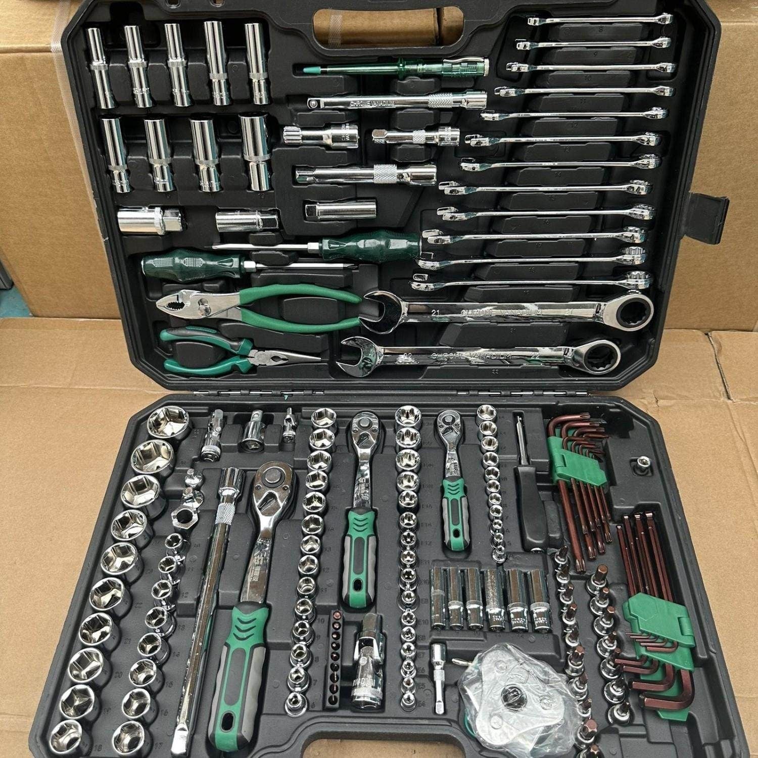 Professional 150-Piece Socket Wrench Set | edge to edge detail