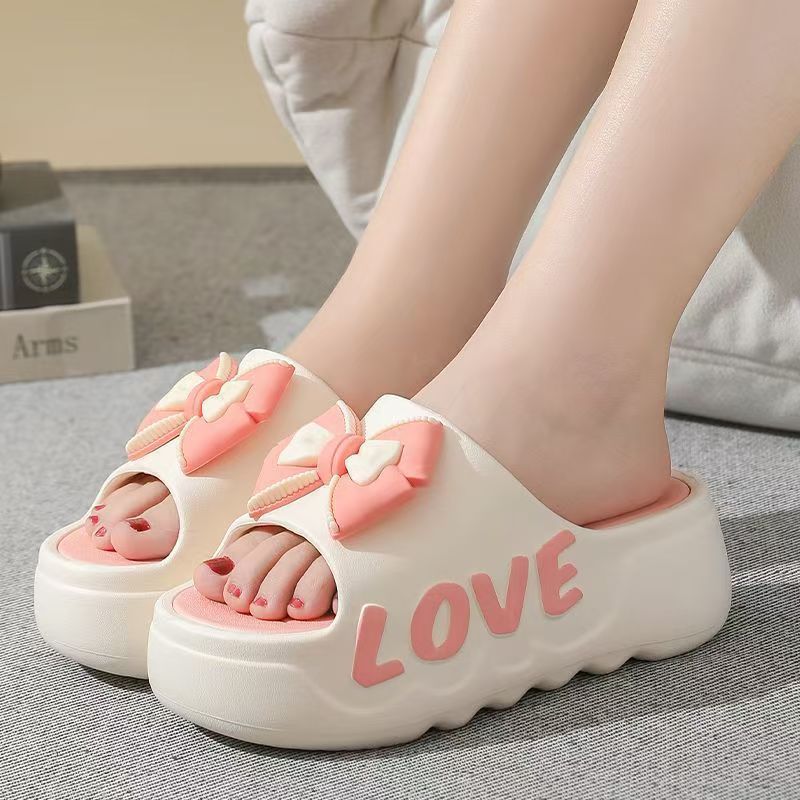 Womens platform slides, close view of the padded bow on the front band