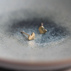 3D Wave Heart Gold Earrings | side profile detail close up