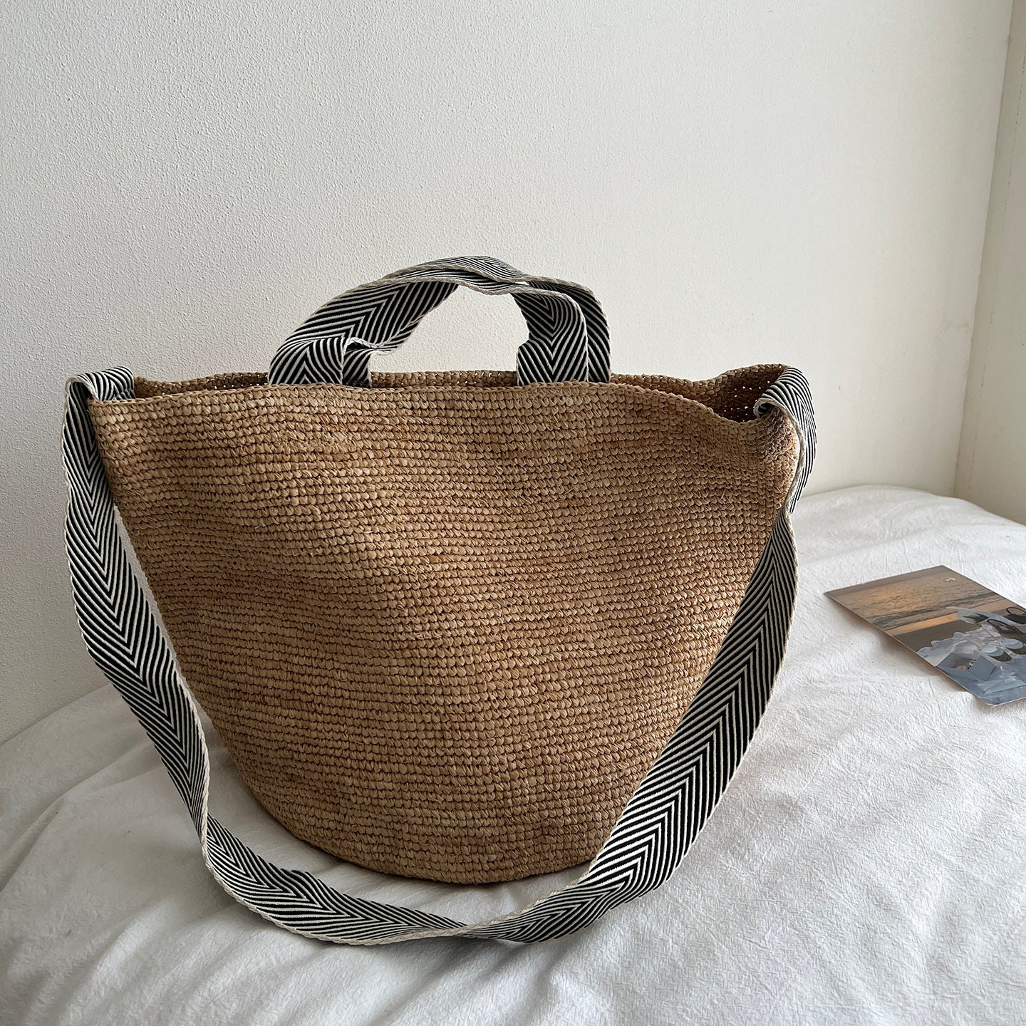 Raffia Hand-Woven Tote Bag | close up material texture