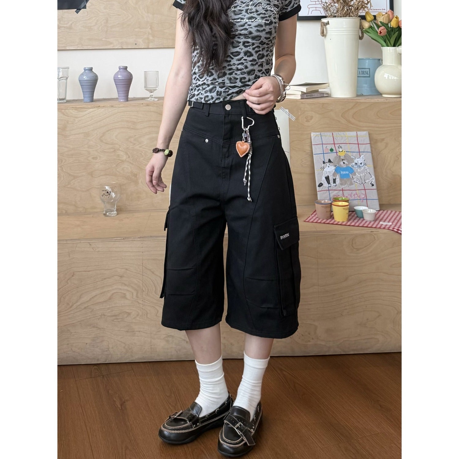 Close view of high waist and belt loops on the black loose cargo pants