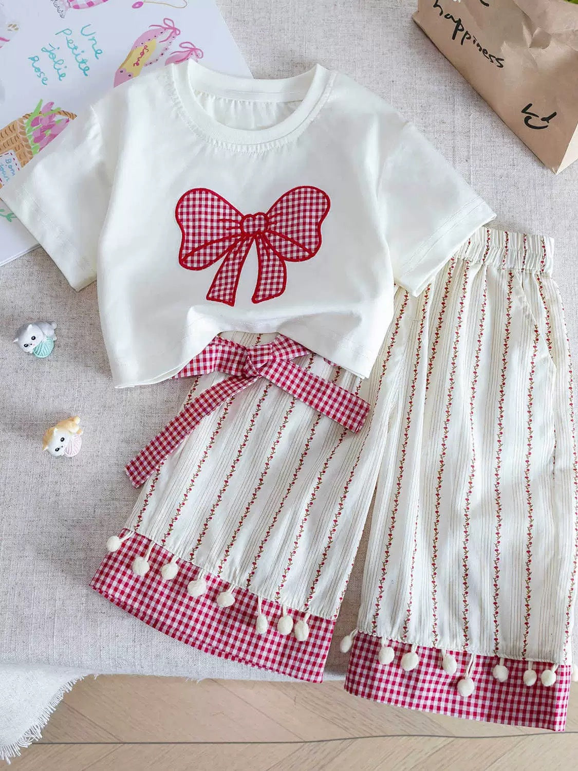 Girls' bow print short sleeve set seen from the side showing the relaxed fit