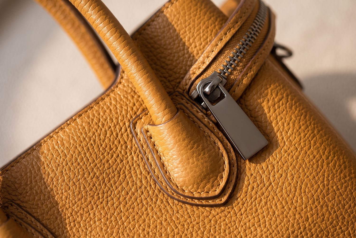 genuine-leather-women-crossbody-bucket-bag functional close up
