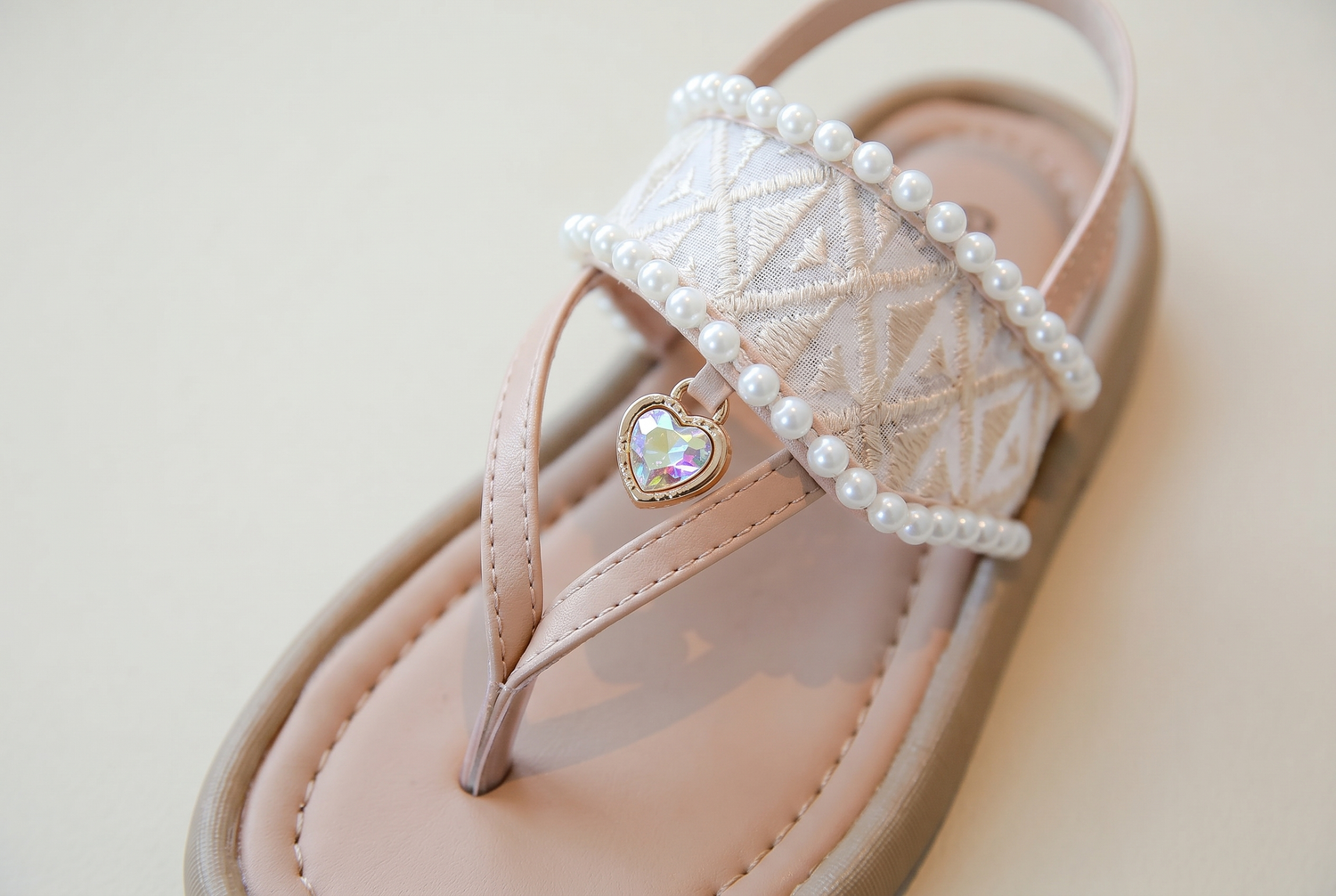 girls-pearl-sandals-summer-casual-beach-shoes functional close up