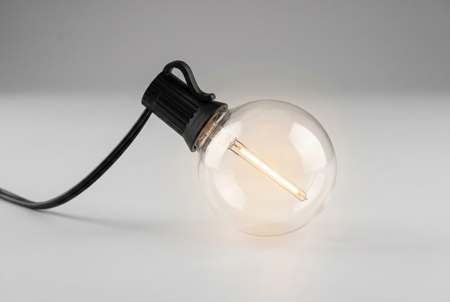 solar-powered-g40-outdoor-decorative-light-string functional close up