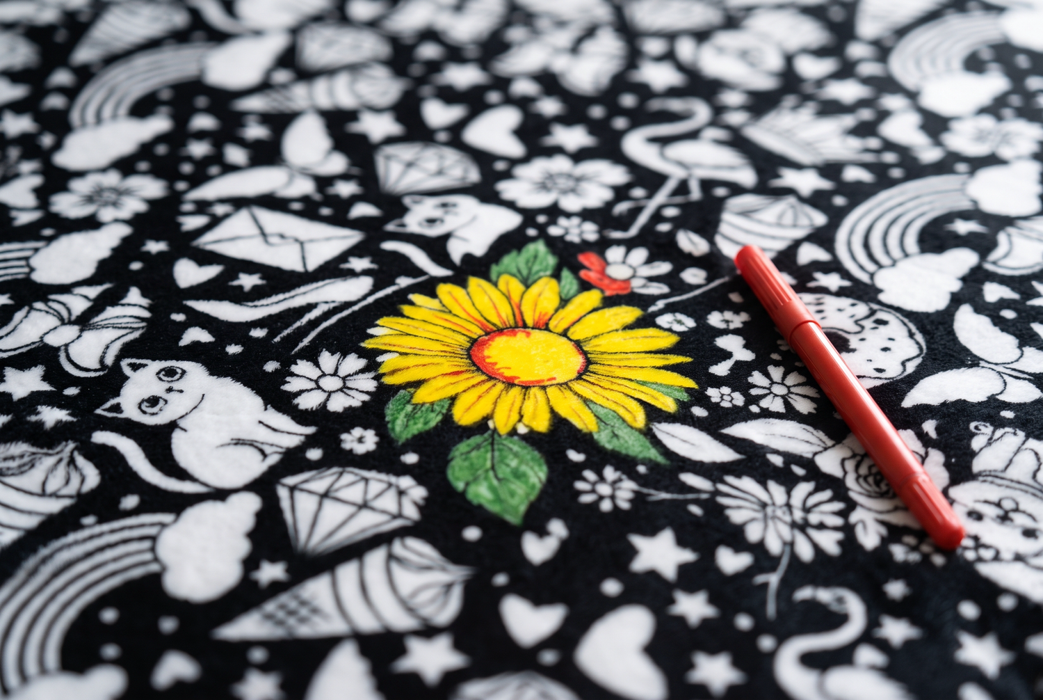 creative-childrens-hand-painted-coloring-blanket-with-watercolor-pens functional close up