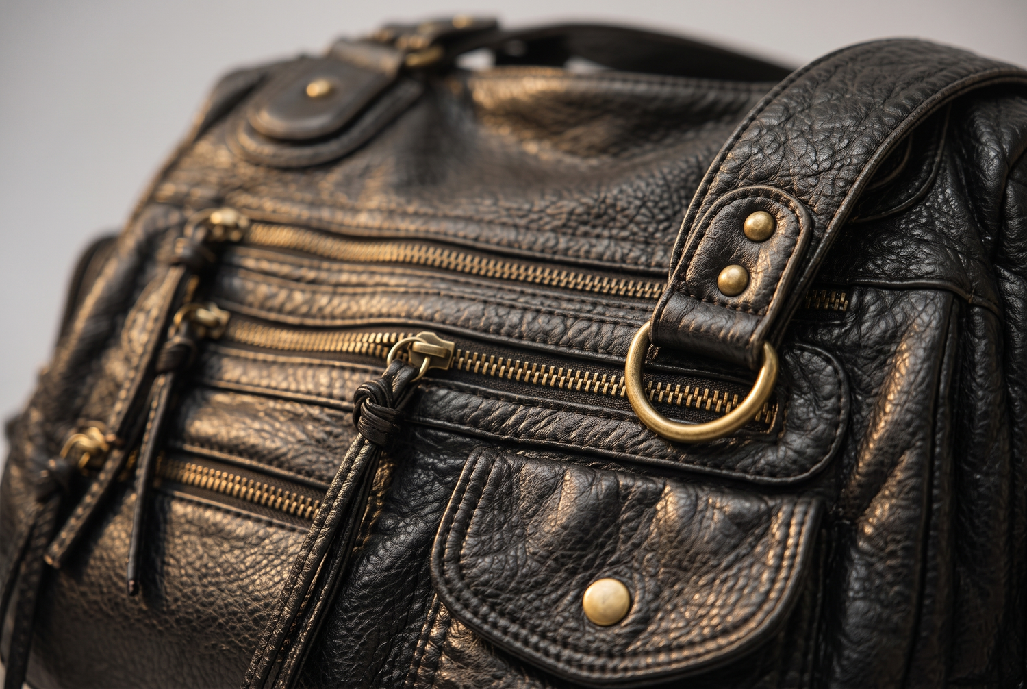 vintage-bronze-multi-zipper-motorcycle-bag functional close up