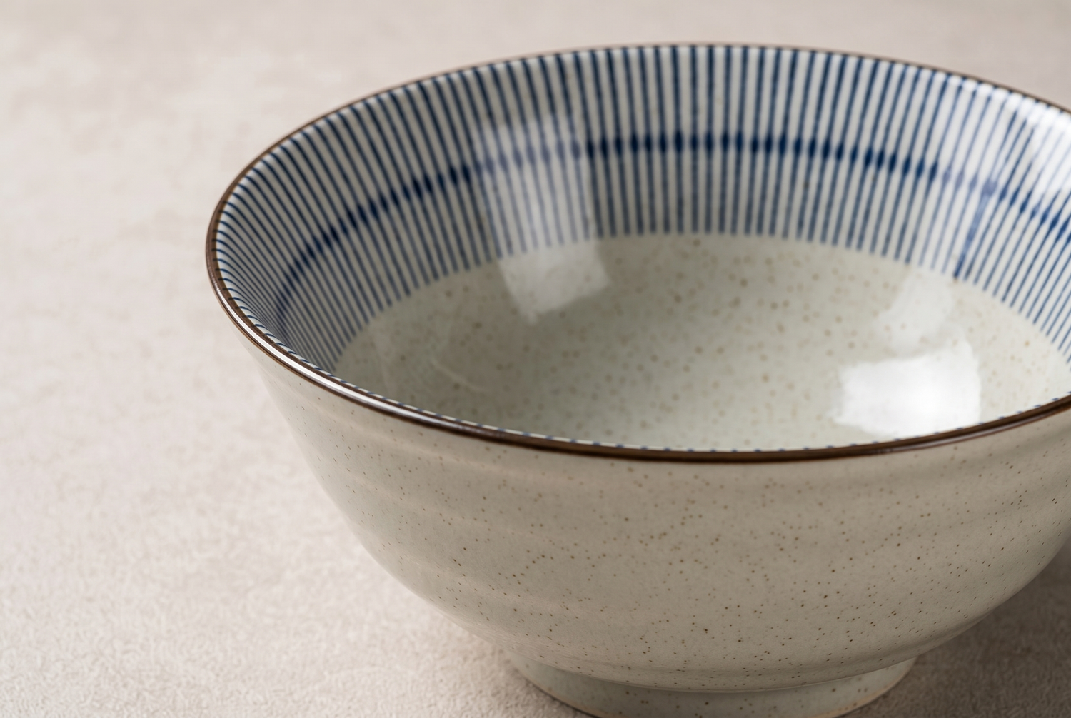 japanese-style-ceramic-noodle-bowl functional close up