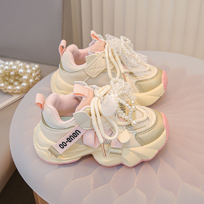 Close-up of the patterned anti-slip rubber outsole on the girls' sneaker