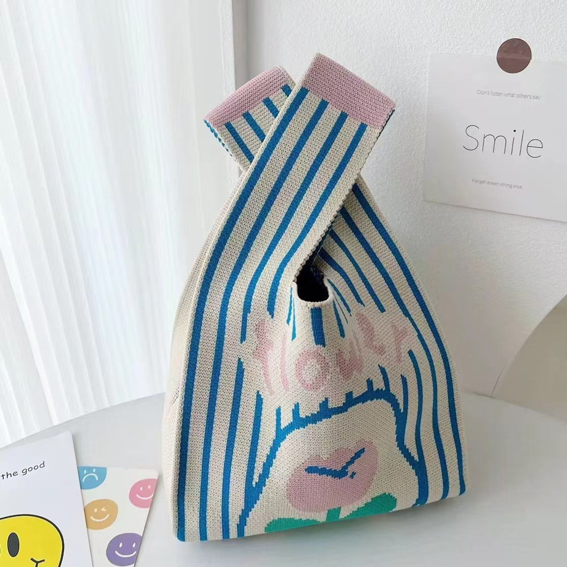 Small knitted handbag with a stretchy body and a wide open top mouth