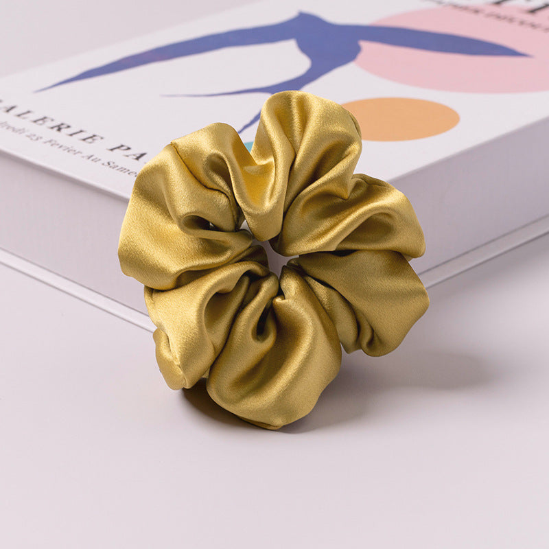 Close view of the seamless satin band of the scrunchie