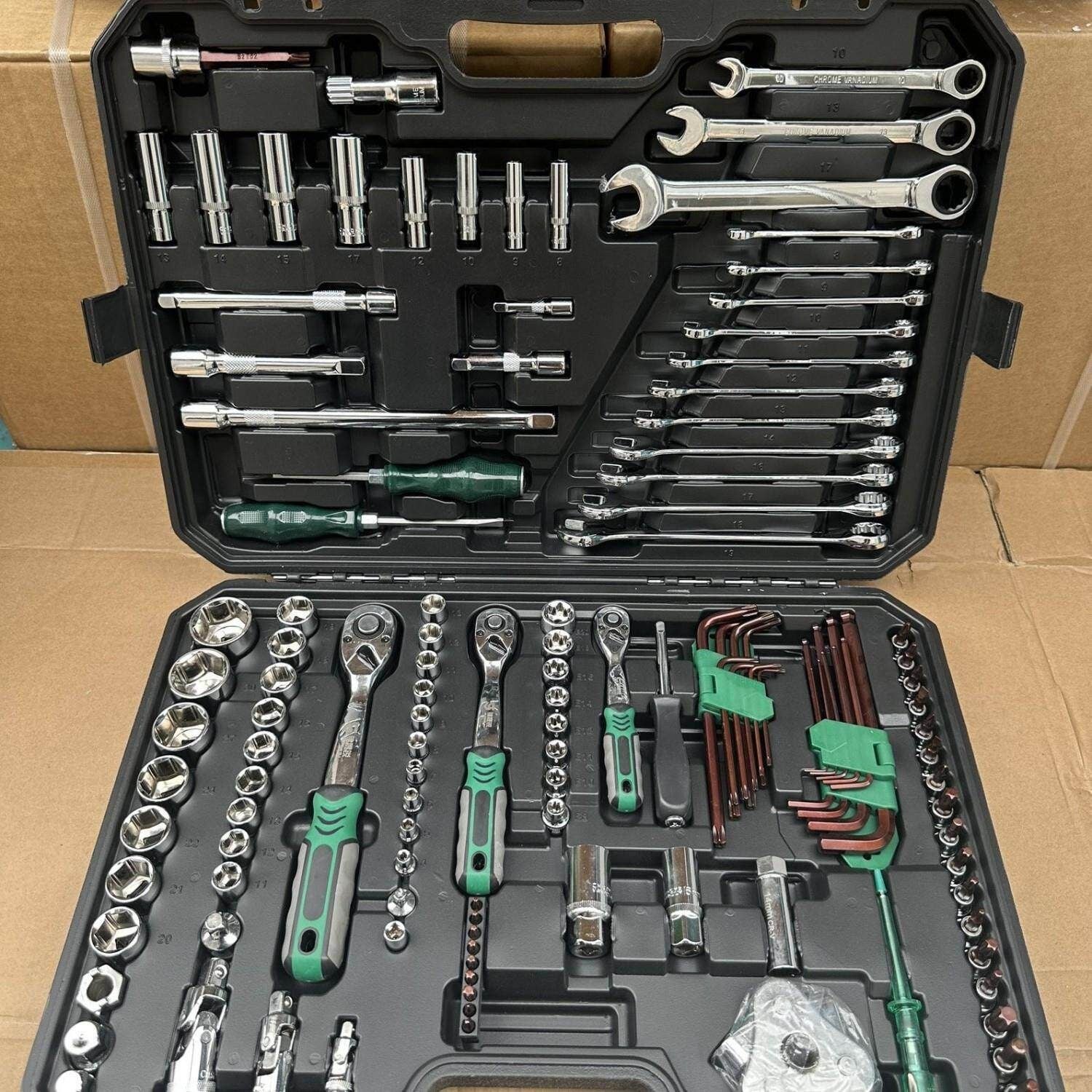 Professional 150-Piece Socket Wrench Set | feature highlight wide
