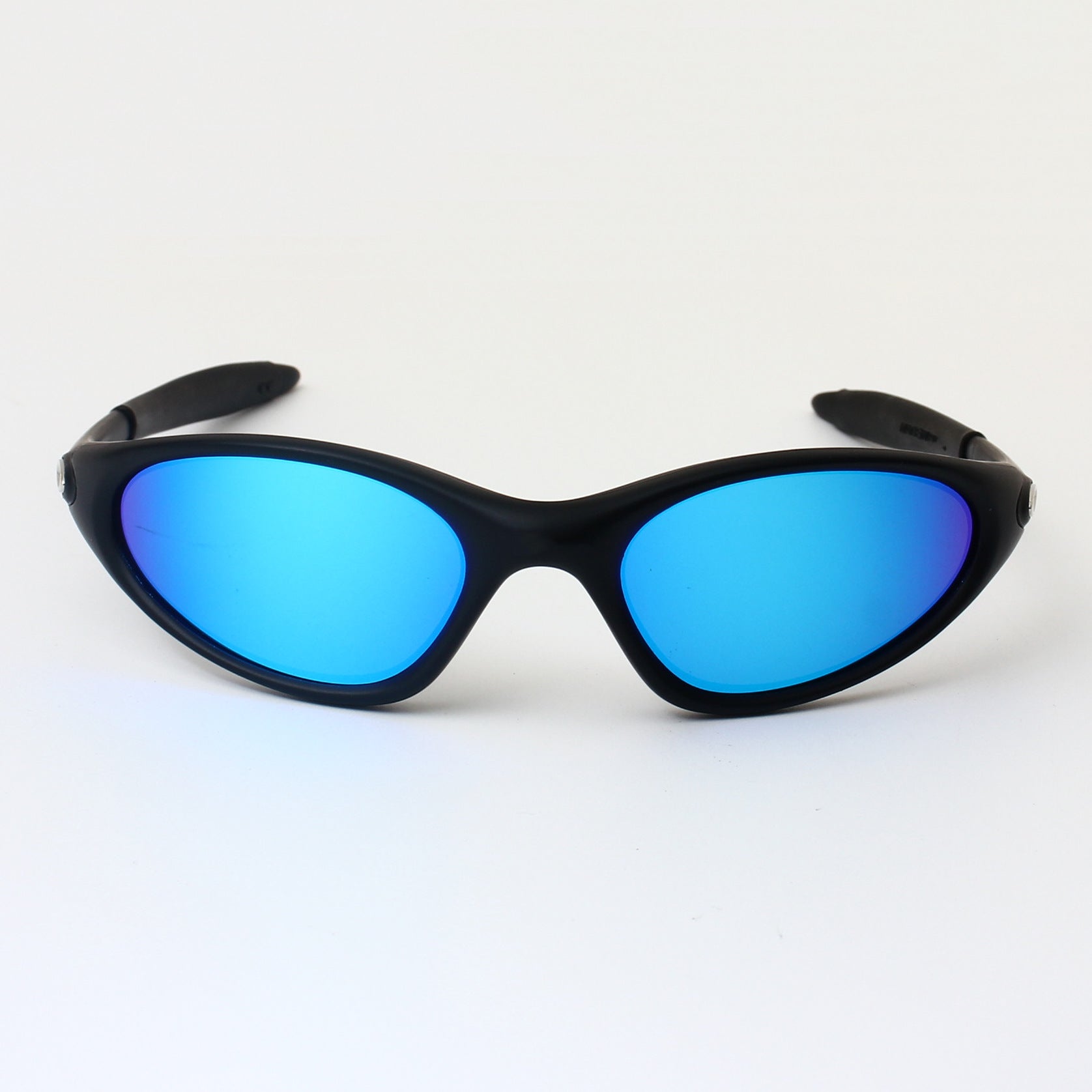 Retro Small Frame UV Protection Sunglasses | packaging and includes overview