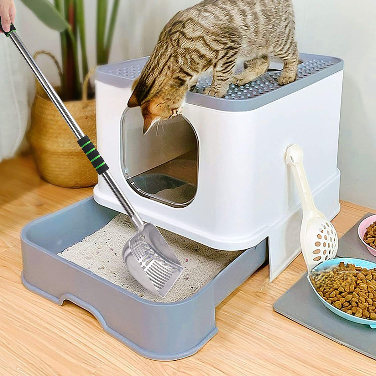 Close view of the foam grip on the litter scoop handle