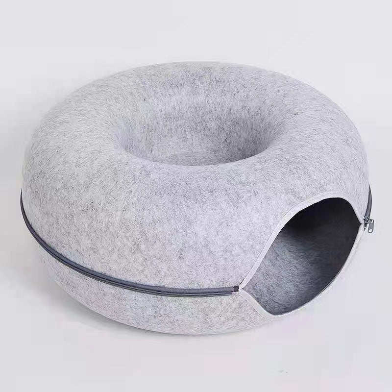 Size chart comparing the large 60 by 28 cm and medium 50 by 20 cm felt cat beds