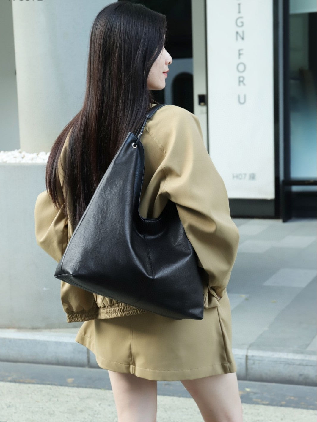 Genuine leather tote bag in walnut colorway