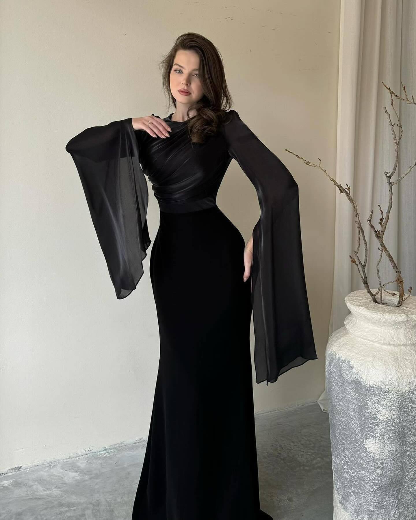Slim-fit Dress | soft daylight shot