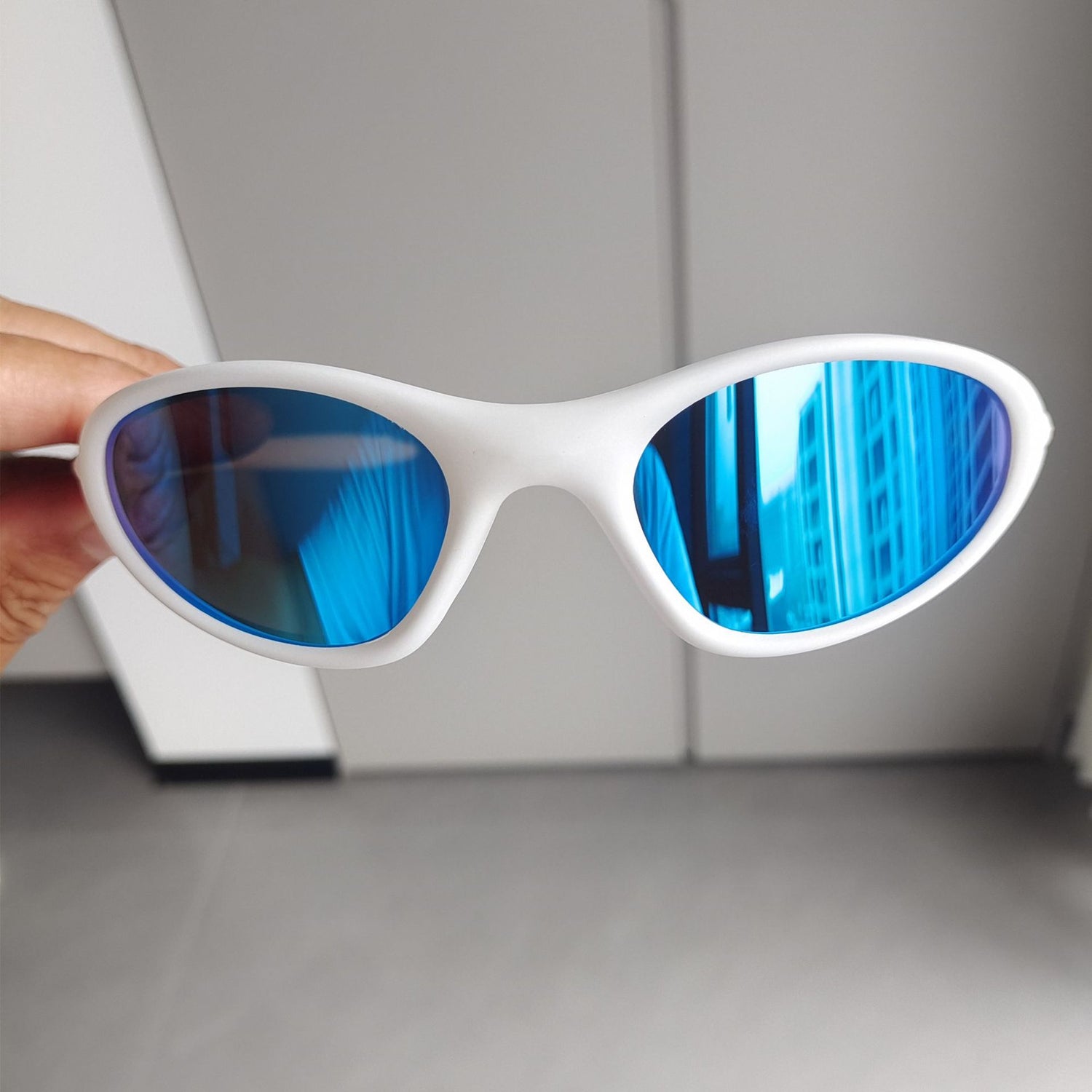 Retro Small Frame UV Protection Sunglasses | lifestyle in use scene
