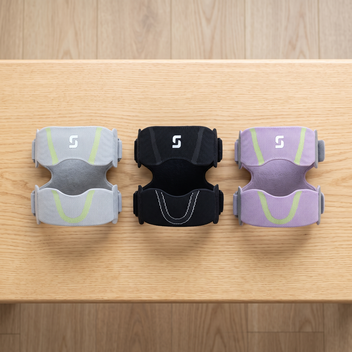 The two band knee support in light cloud grey, mystic black and thin wisteria purple side by side